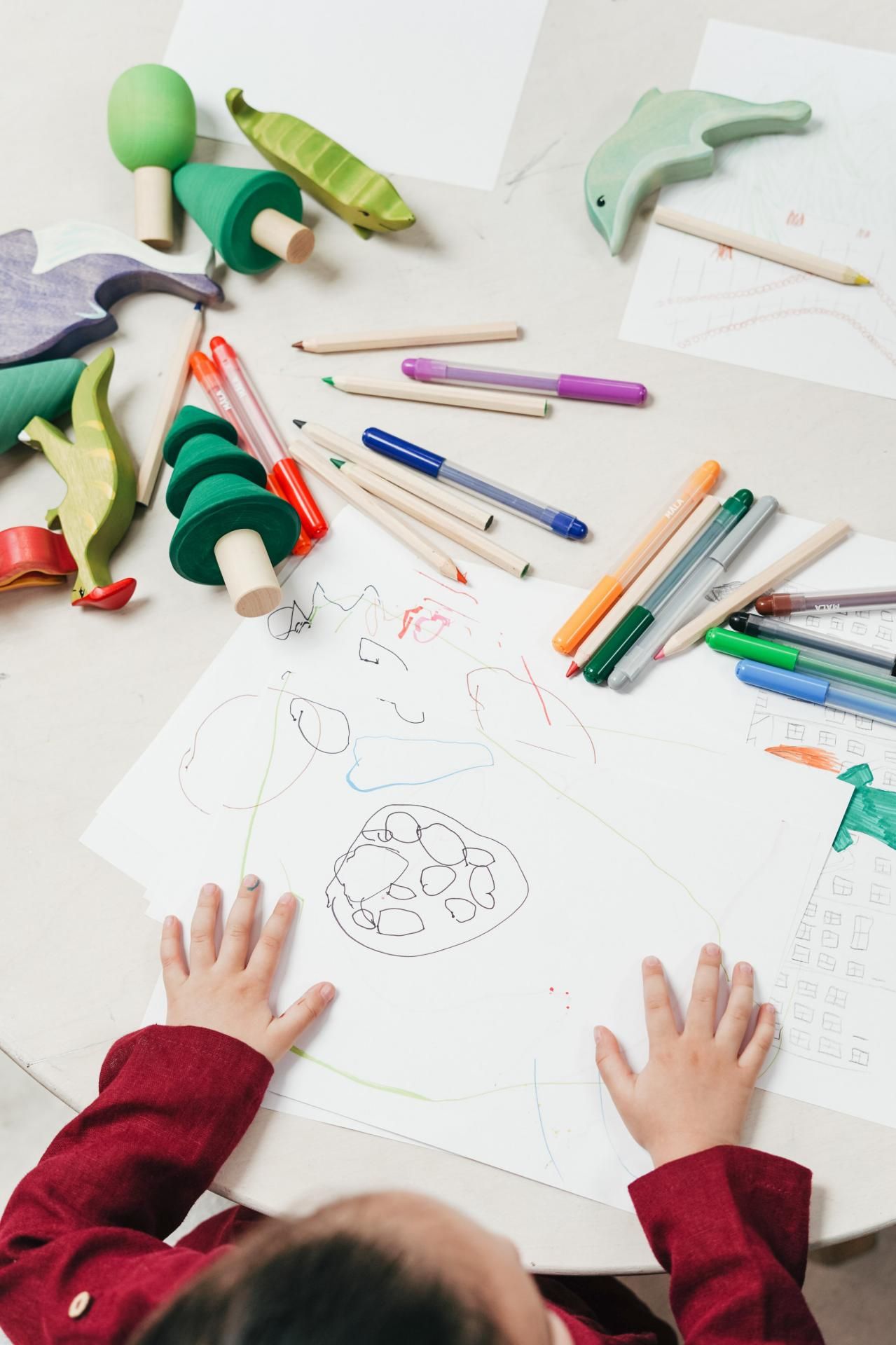 image montrant des crayonset un enfant pour illustrer l'école de Cardaillac