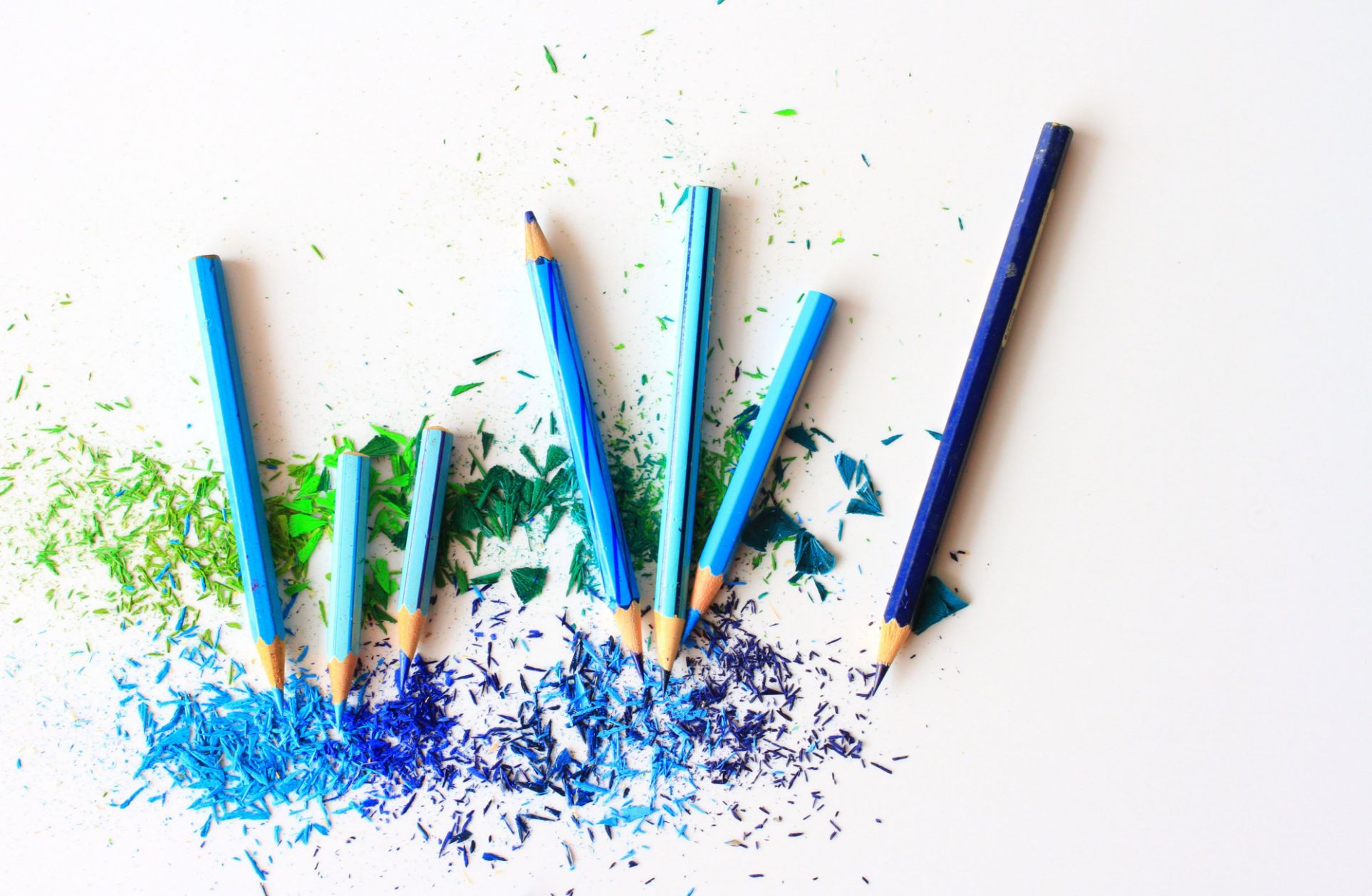 image montrant des crayons de couleur sur une feuille pour illustrer l'école de Cardaillac