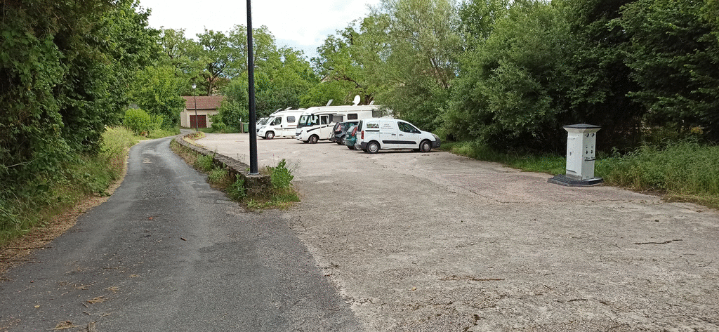 Photo de l'emplacement des camping cars à Cardaillac
