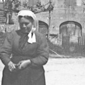 Image ancienne en noir et blanc d'une femme à Cardaillac